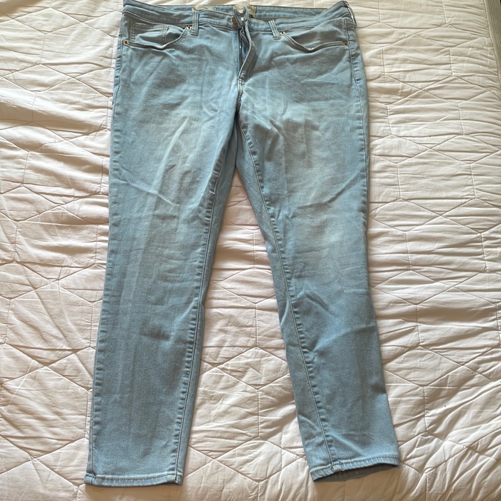 Universal Threads jeans. 18/34R. Mid rise skinny. Great condition!